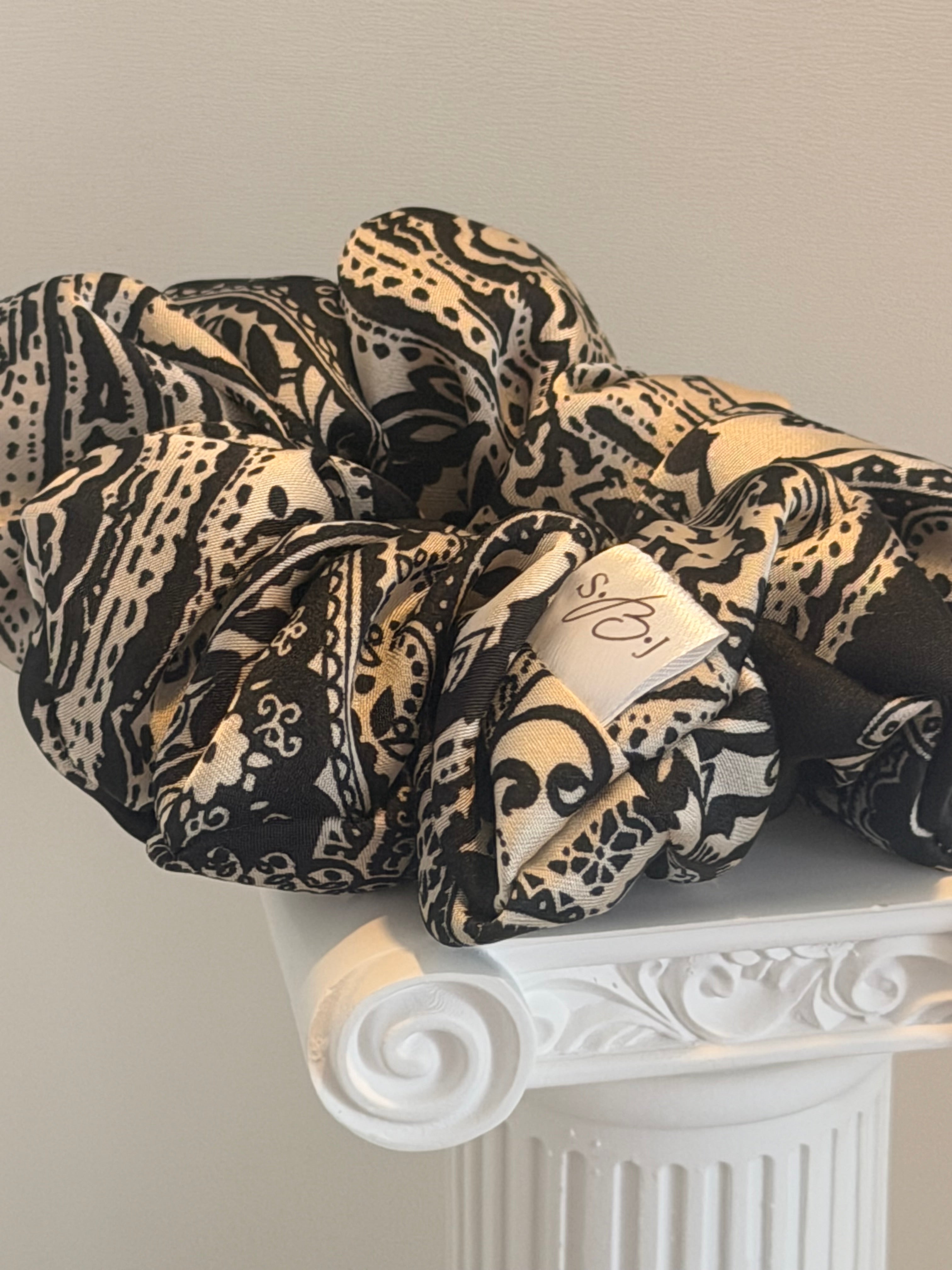 Scrunchie black& white